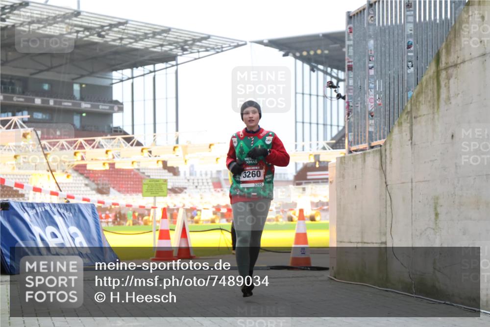 08.12.2024 - St. Pauli X-Mass-Run No. 14 H.Heesch http://msf.ph/oto/7489034 08.12.2024 10:03:46 Ziel 406, 809, 2822, 3260 meine-sportfotos.de
