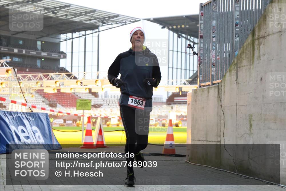 08.12.2024 - St. Pauli X-Mass-Run No. 14 H.Heesch http://msf.ph/oto/7489039 08.12.2024 09:54:52 Ziel 185, 1948, 1863 meine-sportfotos.de