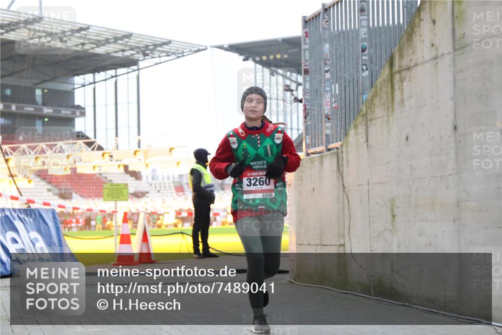 08.12.2024 - St. Pauli X-Mass-Run No. 14 H.Heesch http://msf.ph/oto/7489041 08.12.2024 10:03:47 Ziel 406, 809, 2822, 1949, 3260 meine-sportfotos.de