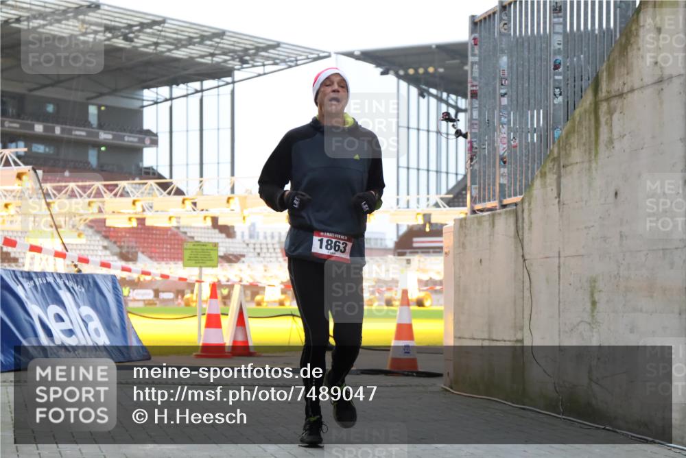 08.12.2024 - St. Pauli X-Mass-Run No. 14 H.Heesch http://msf.ph/oto/7489047 08.12.2024 09:54:52 Ziel 185, 1948, 1863 meine-sportfotos.de