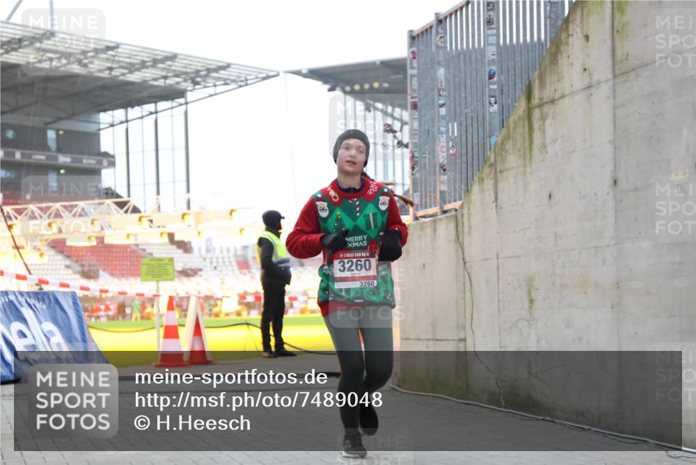 08.12.2024 - St. Pauli X-Mass-Run No. 14 H.Heesch http://msf.ph/oto/7489048 08.12.2024 10:03:47 Ziel 406, 809, 2822, 1949, 3260 meine-sportfotos.de