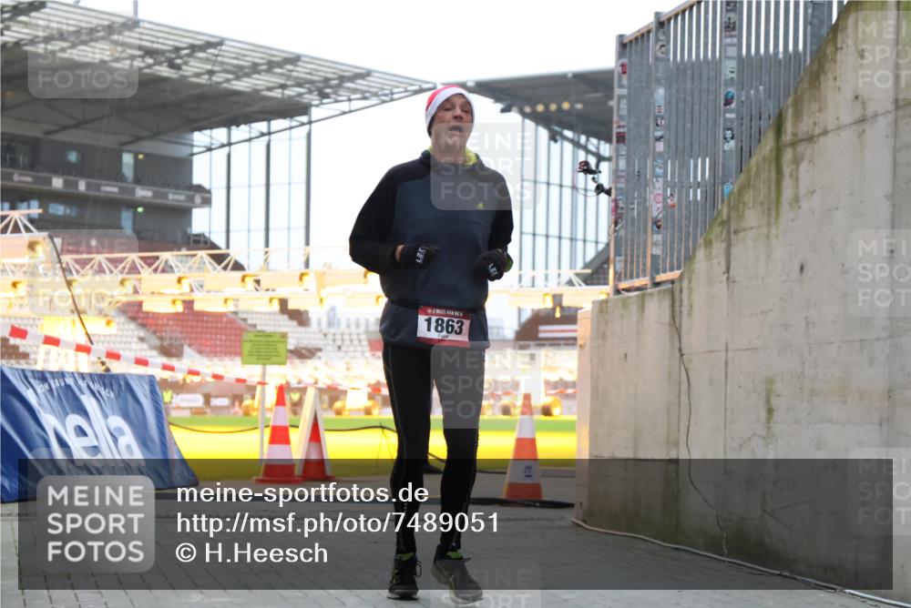 08.12.2024 - St. Pauli X-Mass-Run No. 14 H.Heesch http://msf.ph/oto/7489051 08.12.2024 09:54:53 Ziel 185, 1948, 1863, 2588 meine-sportfotos.de
