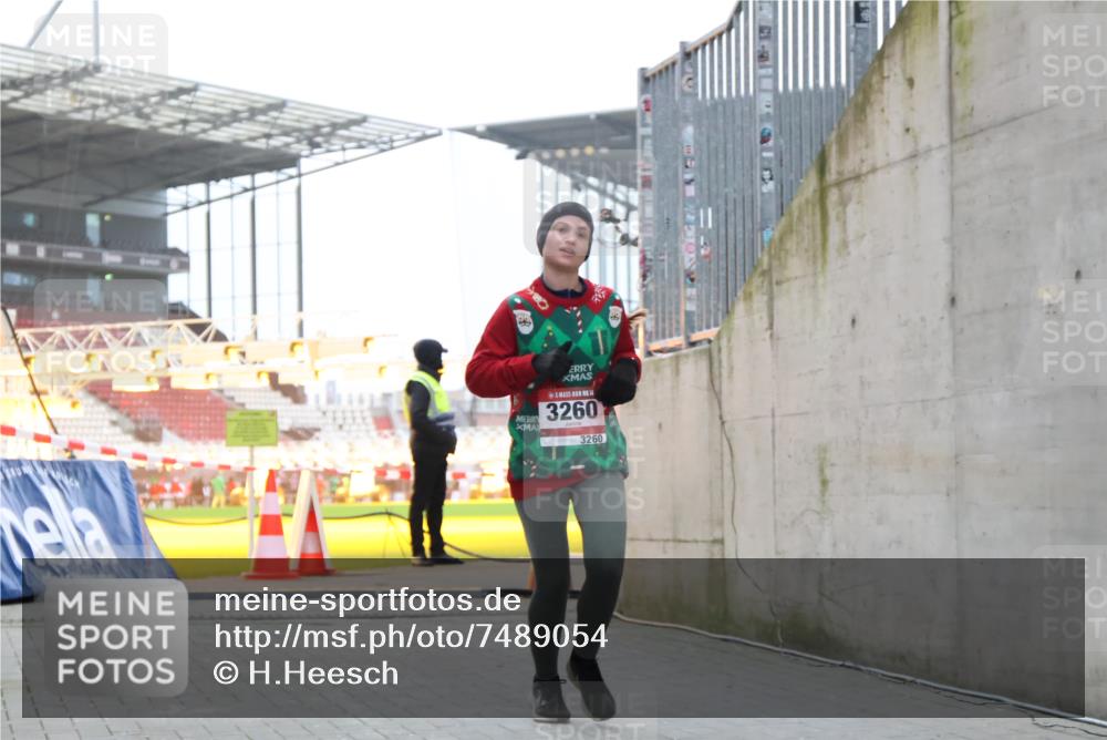 08.12.2024 - St. Pauli X-Mass-Run No. 14 H.Heesch http://msf.ph/oto/7489054 08.12.2024 10:03:47 Ziel 406, 809, 2822, 1949, 3260 meine-sportfotos.de