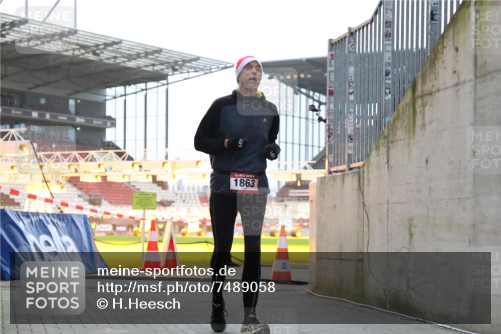 08.12.2024 - St. Pauli X-Mass-Run No. 14 H.Heesch http://msf.ph/oto/7489058 08.12.2024 09:54:53 Ziel 185, 1948, 1863, 2588 meine-sportfotos.de