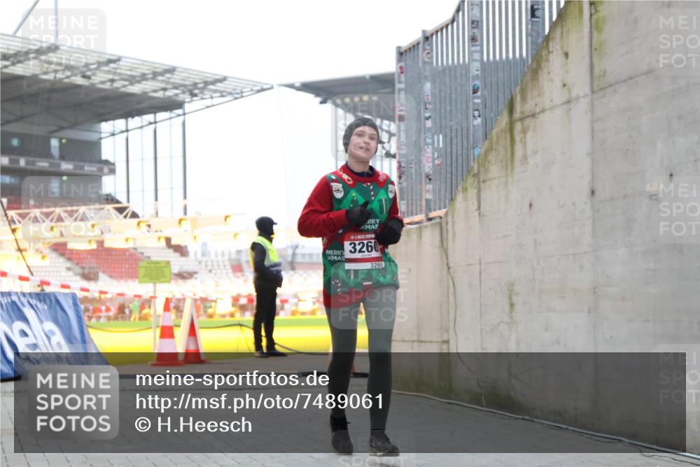 08.12.2024 - St. Pauli X-Mass-Run No. 14 H.Heesch http://msf.ph/oto/7489061 08.12.2024 10:03:47 Ziel 406, 809, 2822, 1949, 3260 meine-sportfotos.de