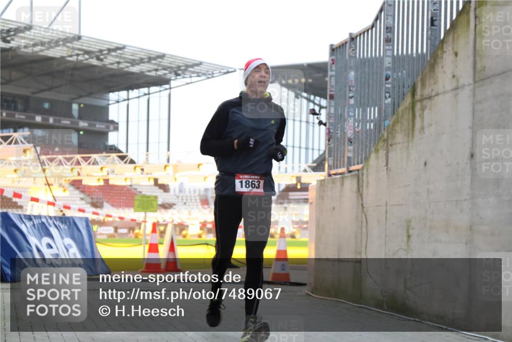 08.12.2024 - St. Pauli X-Mass-Run No. 14 H.Heesch http://msf.ph/oto/7489067 08.12.2024 09:54:53 Ziel 185, 1948, 1863, 2588 meine-sportfotos.de