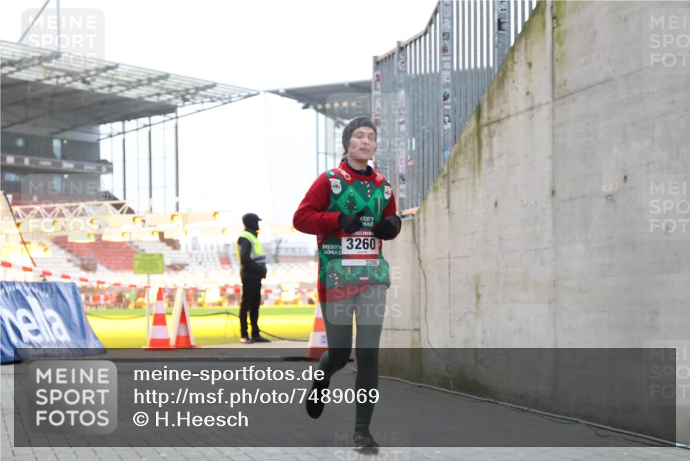 08.12.2024 - St. Pauli X-Mass-Run No. 14 H.Heesch http://msf.ph/oto/7489069 08.12.2024 10:03:48 Ziel 809, 2822, 3260, 1912, 1949, 3072, 3260 meine-sportfotos.de