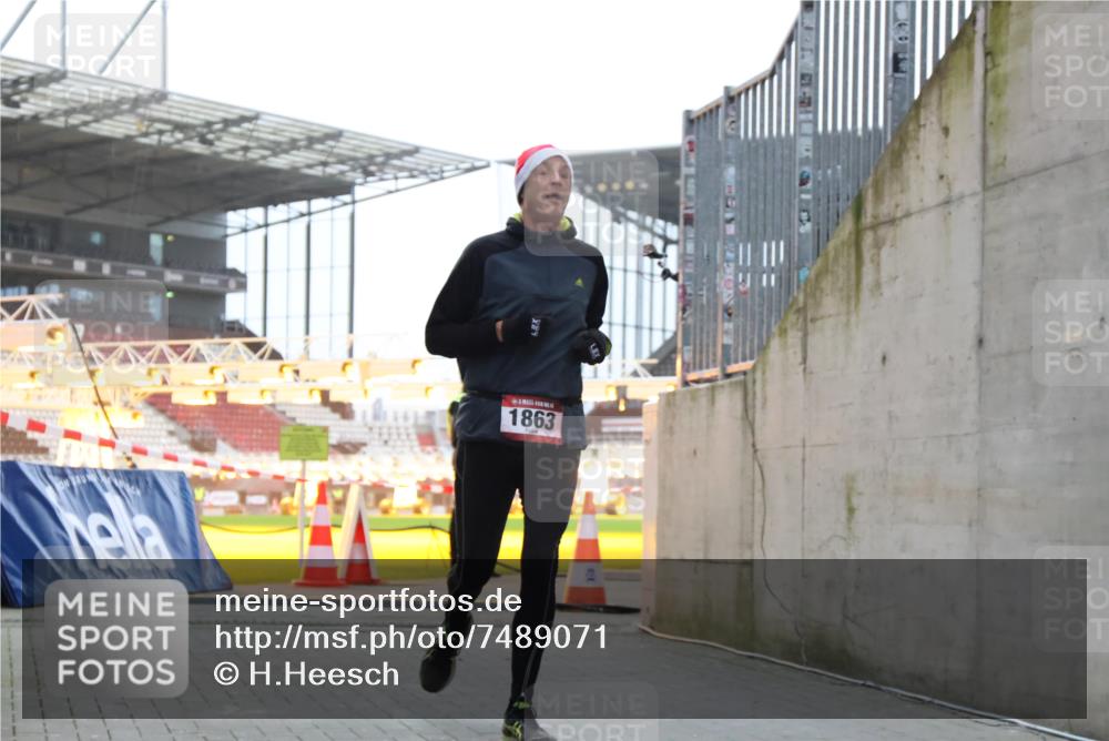 08.12.2024 - St. Pauli X-Mass-Run No. 14 H.Heesch http://msf.ph/oto/7489071 08.12.2024 09:54:53 Ziel 185, 1948, 1863, 2588 meine-sportfotos.de