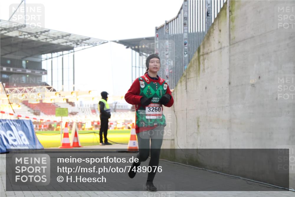 08.12.2024 - St. Pauli X-Mass-Run No. 14 H.Heesch http://msf.ph/oto/7489076 08.12.2024 10:03:48 Ziel 809, 2822, 3260, 1912, 1949, 3072, 3260 meine-sportfotos.de