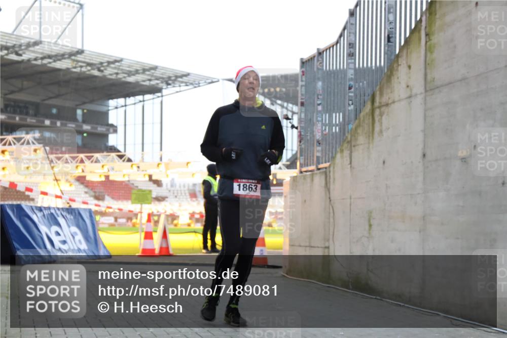 08.12.2024 - St. Pauli X-Mass-Run No. 14 H.Heesch http://msf.ph/oto/7489081 08.12.2024 09:54:53 Ziel 185, 1948, 1863, 2588 meine-sportfotos.de