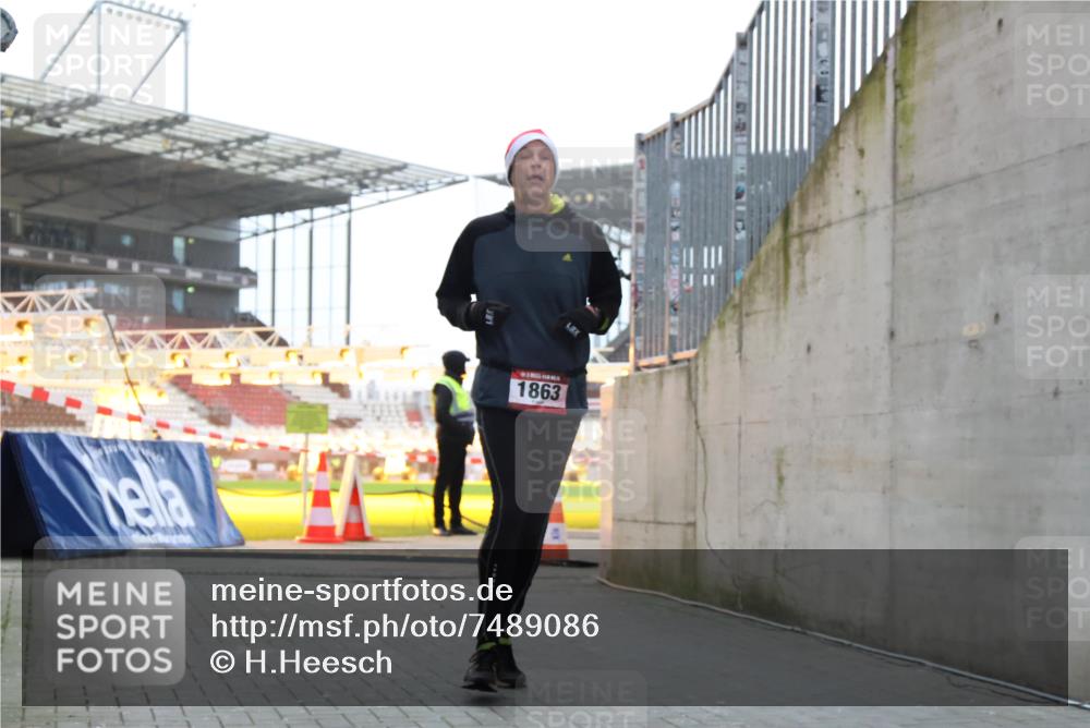 08.12.2024 - St. Pauli X-Mass-Run No. 14 H.Heesch http://msf.ph/oto/7489086 08.12.2024 09:54:53 Ziel 185, 1948, 1863, 2588 meine-sportfotos.de