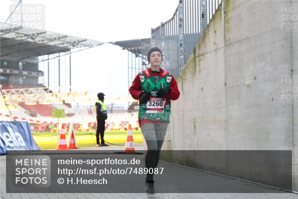 08.12.2024 - St. Pauli X-Mass-Run No. 14 H.Heesch http://msf.ph/oto/7489087 08.12.2024 10:03:48 Ziel 809, 2822, 3260, 1912, 1949, 3072, 3260 meine-sportfotos.de