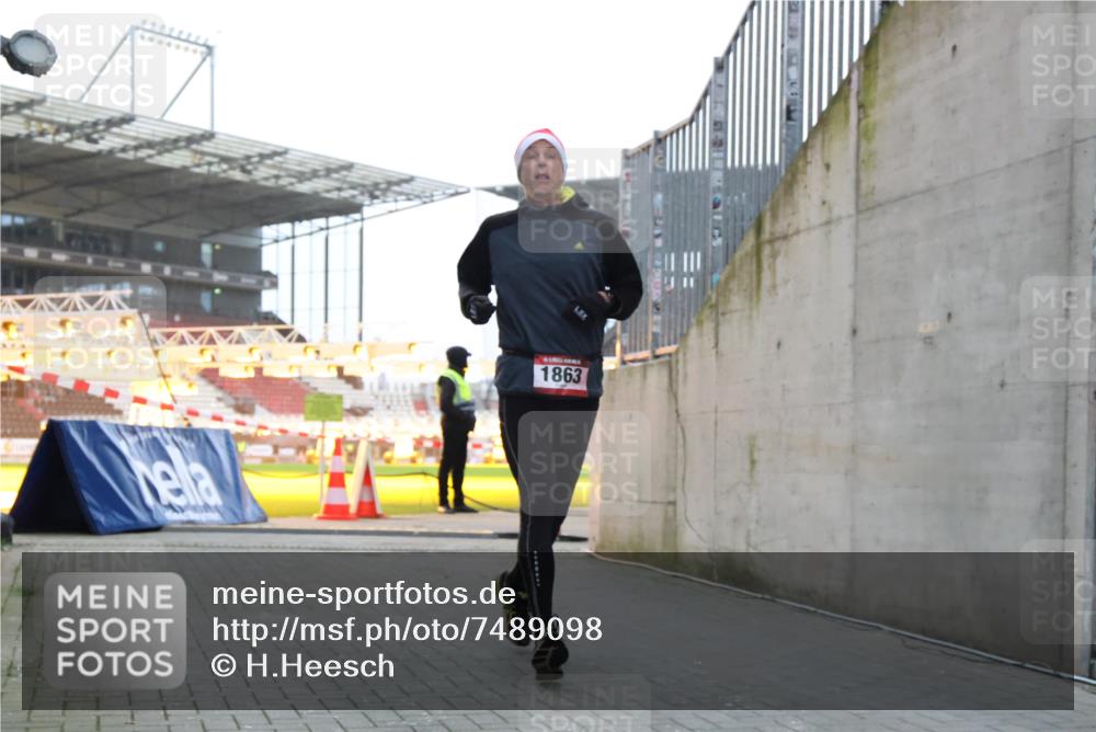 08.12.2024 - St. Pauli X-Mass-Run No. 14 H.Heesch http://msf.ph/oto/7489098 08.12.2024 09:54:53 Ziel 185, 1948, 1863, 2588 meine-sportfotos.de