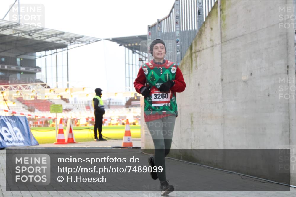 08.12.2024 - St. Pauli X-Mass-Run No. 14 H.Heesch http://msf.ph/oto/7489099 08.12.2024 10:03:48 Ziel 809, 2822, 3260, 1912, 1949, 3072, 3260 meine-sportfotos.de