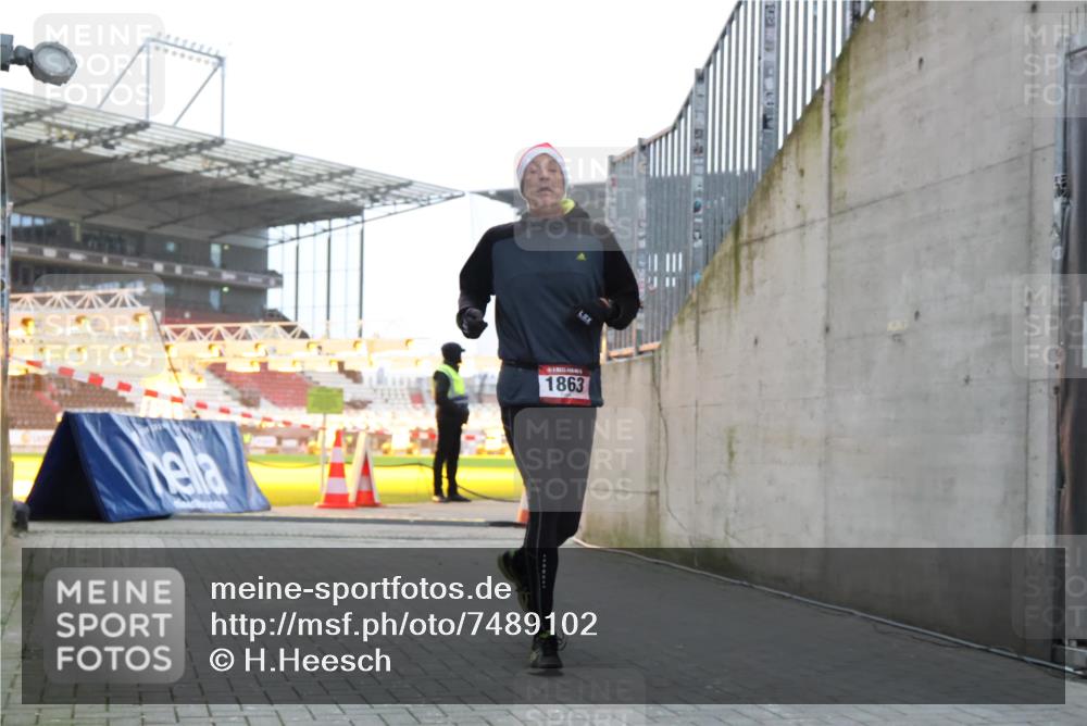 08.12.2024 - St. Pauli X-Mass-Run No. 14 H.Heesch http://msf.ph/oto/7489102 08.12.2024 09:54:53 Ziel 185, 1948, 1863, 2588 meine-sportfotos.de