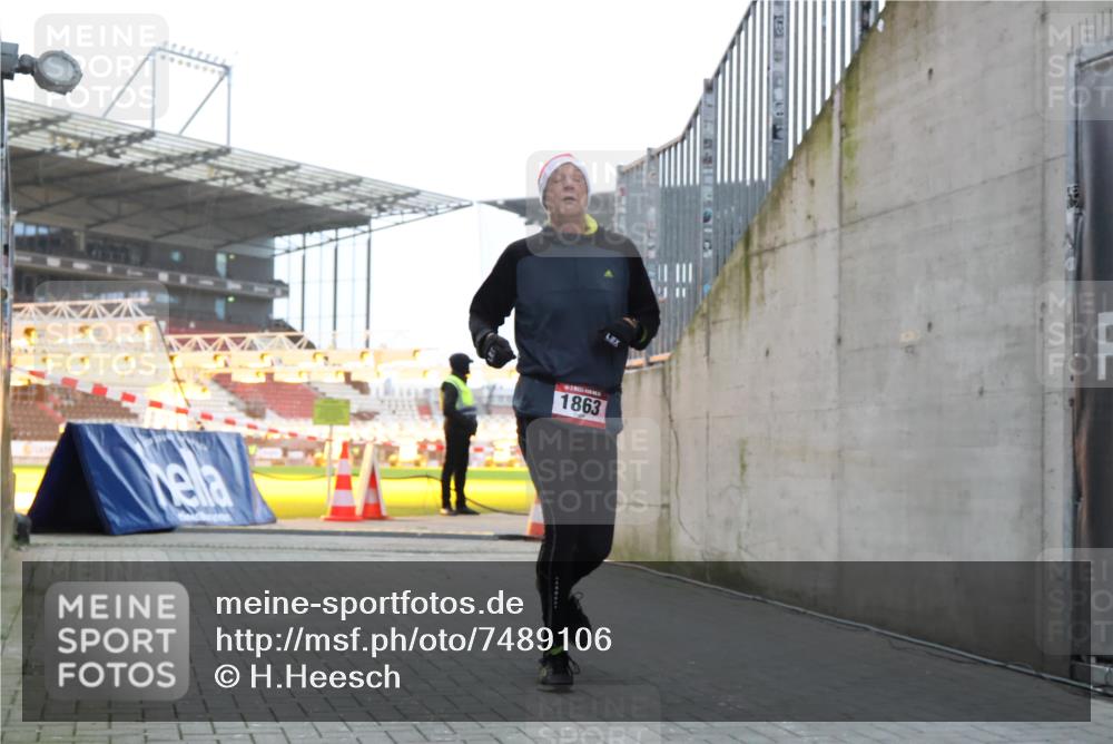 08.12.2024 - St. Pauli X-Mass-Run No. 14 H.Heesch http://msf.ph/oto/7489106 08.12.2024 09:54:53 Ziel 185, 1948, 1863, 2588 meine-sportfotos.de