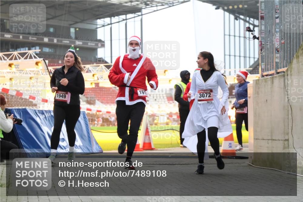 08.12.2024 - St. Pauli X-Mass-Run No. 14 H.Heesch http://msf.ph/oto/7489108 08.12.2024 10:03:53 Ziel 2822, 3260, 1912, 1949, 2093, 2094, 2098, 2663, 2848, 3062, 3063, 3070, 3072 meine-sportfotos.de