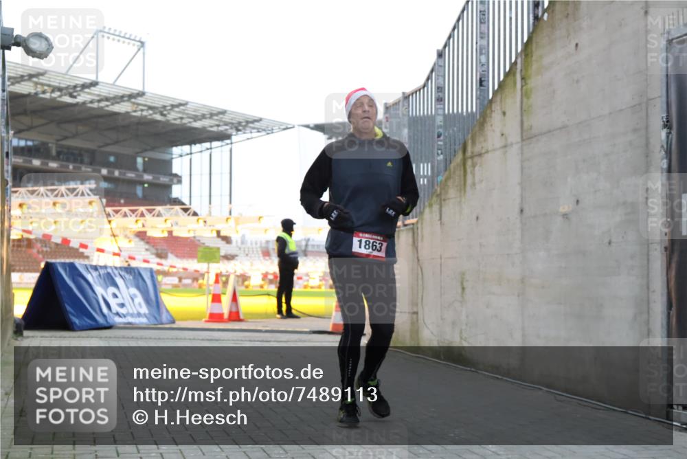 08.12.2024 - St. Pauli X-Mass-Run No. 14 H.Heesch http://msf.ph/oto/7489113 08.12.2024 09:54:53 Ziel 185, 1948, 1863, 2588 meine-sportfotos.de
