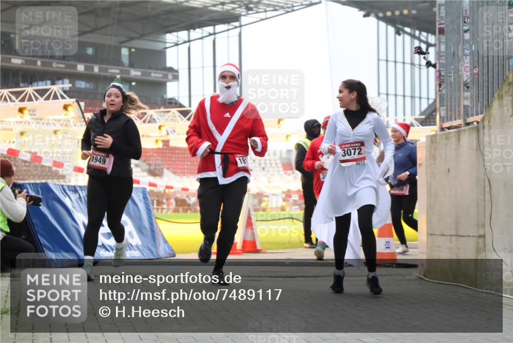 08.12.2024 - St. Pauli X-Mass-Run No. 14 H.Heesch http://msf.ph/oto/7489117 08.12.2024 10:03:53 Ziel 2822, 3260, 1912, 1949, 2093, 2094, 2098, 2663, 2848, 3062, 3063, 3070, 3072 meine-sportfotos.de