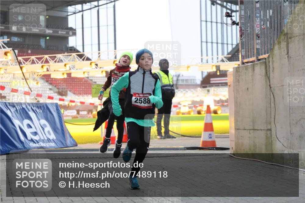 08.12.2024 - St. Pauli X-Mass-Run No. 14 H.Heesch http://msf.ph/oto/7489118 08.12.2024 09:55:01 Ziel 1863, 2588, 2588, 2891 meine-sportfotos.de