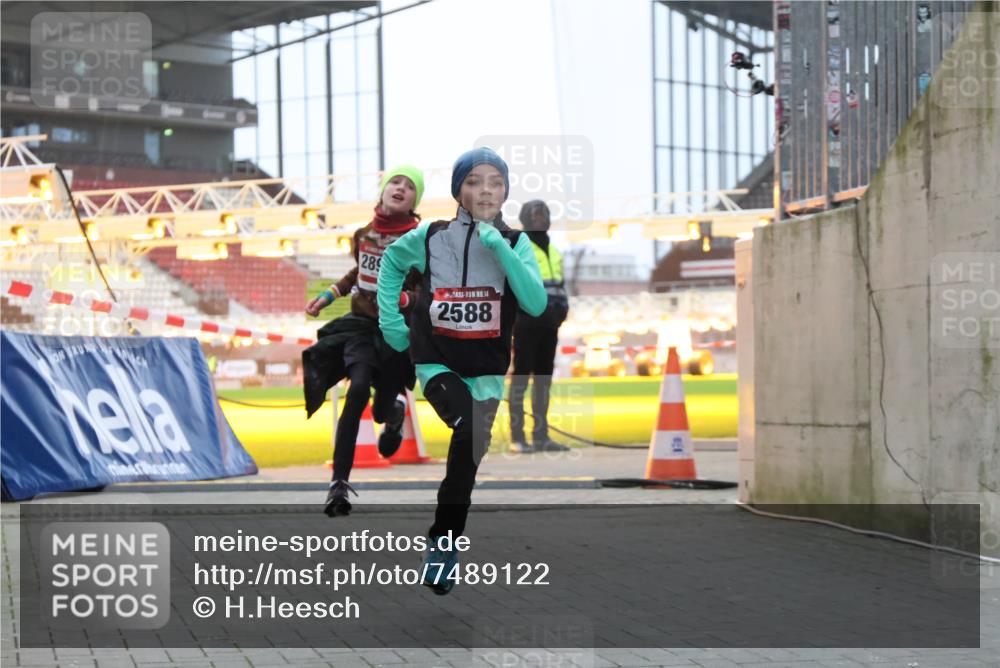 08.12.2024 - St. Pauli X-Mass-Run No. 14 H.Heesch http://msf.ph/oto/7489122 08.12.2024 09:55:01 Ziel 1863, 2588, 2588, 2891 meine-sportfotos.de