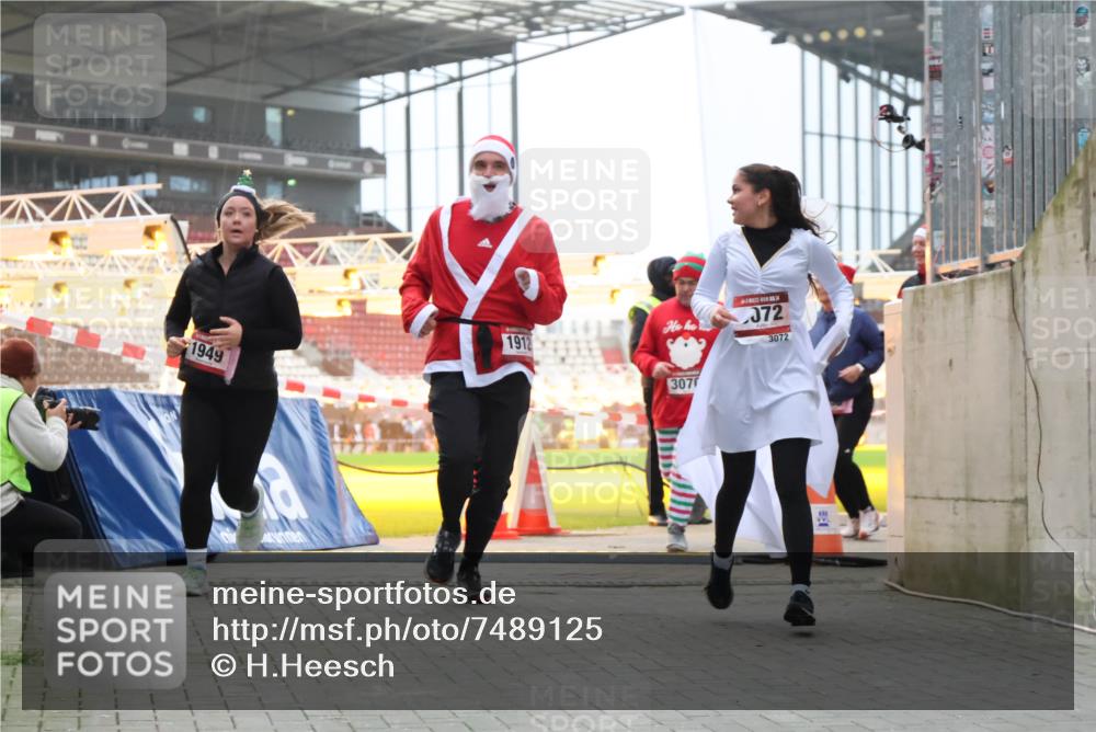 08.12.2024 - St. Pauli X-Mass-Run No. 14 H.Heesch http://msf.ph/oto/7489125 08.12.2024 10:03:53 Ziel 2822, 3260, 1912, 1949, 2093, 2094, 2098, 2663, 2848, 3062, 3063, 3070, 3072 meine-sportfotos.de