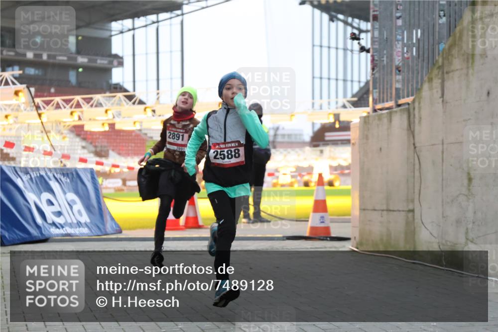 08.12.2024 - St. Pauli X-Mass-Run No. 14 H.Heesch http://msf.ph/oto/7489128 08.12.2024 09:55:02 Ziel 1863, 2588, 2891, 2588, 2891 meine-sportfotos.de