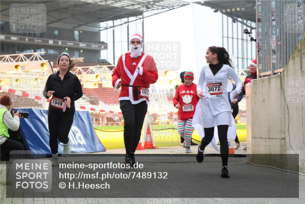 08.12.2024 - St. Pauli X-Mass-Run No. 14 H.Heesch http://msf.ph/oto/7489132 08.12.2024 10:03:53 Ziel 2822, 3260, 1912, 1949, 2093, 2094, 2098, 2663, 2848, 3062, 3063, 3070, 3072 meine-sportfotos.de