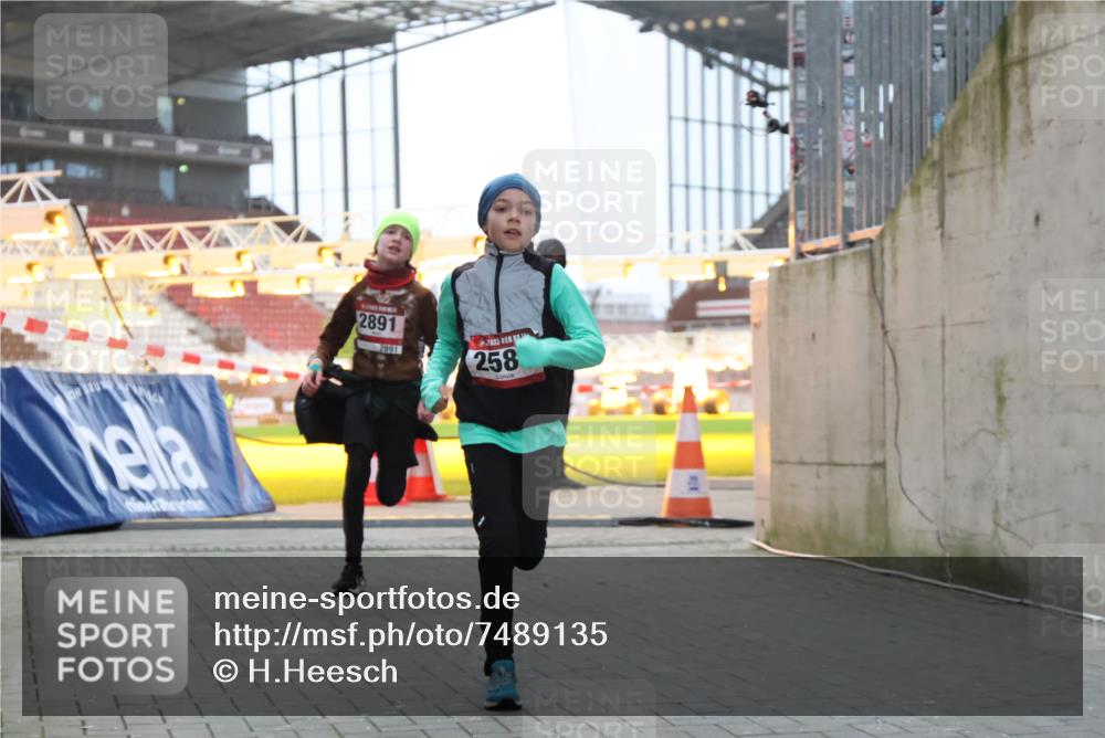 08.12.2024 - St. Pauli X-Mass-Run No. 14 H.Heesch http://msf.ph/oto/7489135 08.12.2024 09:55:02 Ziel 1863, 2588, 2891, 2588, 2891 meine-sportfotos.de