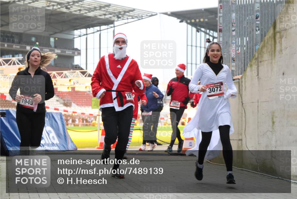 08.12.2024 - St. Pauli X-Mass-Run No. 14 H.Heesch http://msf.ph/oto/7489139 08.12.2024 10:03:54 Ziel 2822, 3260, 1912, 1949, 2093, 2094, 2098, 2663, 2848, 3062, 3063, 3070, 3072 meine-sportfotos.de