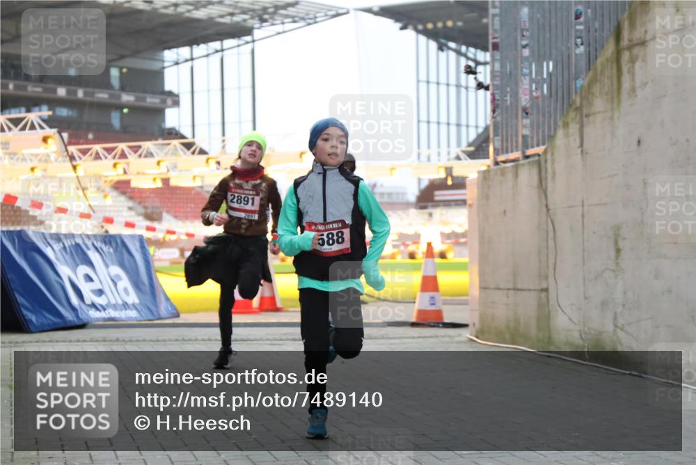 08.12.2024 - St. Pauli X-Mass-Run No. 14 H.Heesch http://msf.ph/oto/7489140 08.12.2024 09:55:02 Ziel 1863, 2588, 2891, 2588, 2891 meine-sportfotos.de