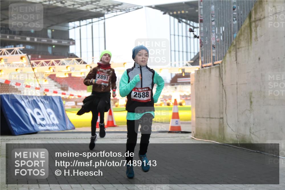 08.12.2024 - St. Pauli X-Mass-Run No. 14 H.Heesch http://msf.ph/oto/7489143 08.12.2024 09:55:02 Ziel 1863, 2588, 2891, 2588, 2891 meine-sportfotos.de