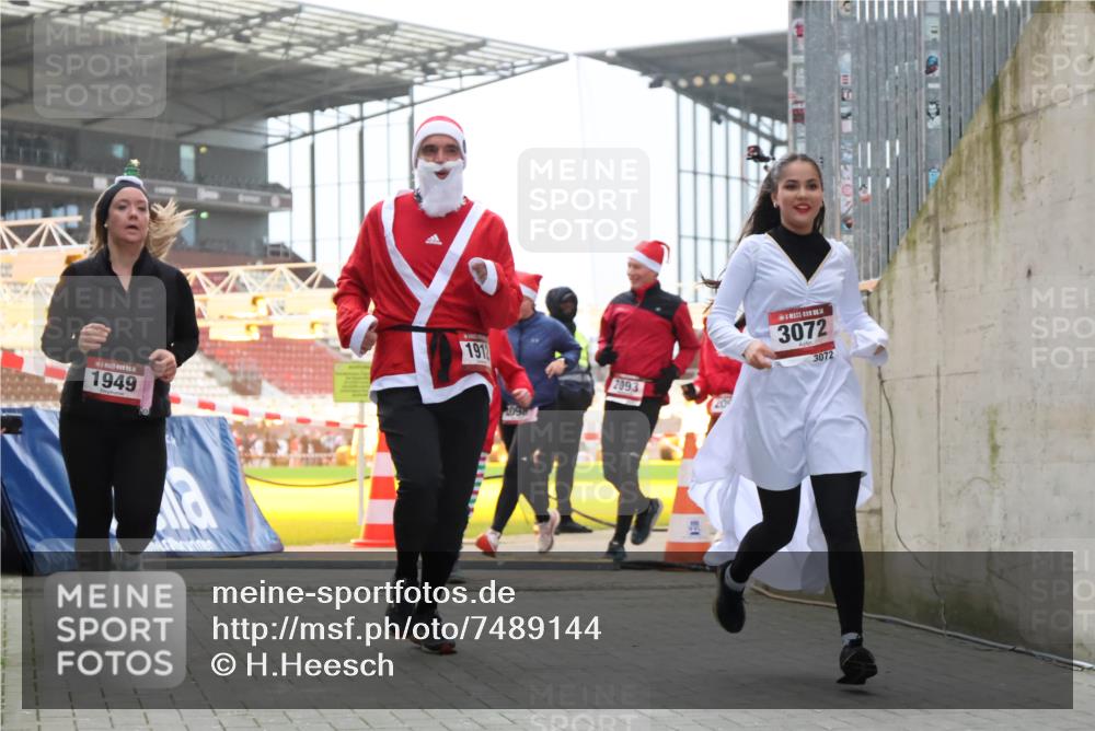 08.12.2024 - St. Pauli X-Mass-Run No. 14 H.Heesch http://msf.ph/oto/7489144 08.12.2024 10:03:54 Ziel 2822, 3260, 1912, 1949, 2093, 2094, 2098, 2663, 2848, 3062, 3063, 3070, 3072 meine-sportfotos.de
