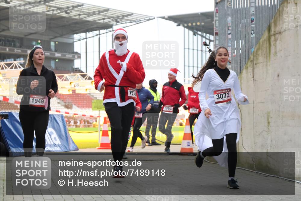 08.12.2024 - St. Pauli X-Mass-Run No. 14 H.Heesch http://msf.ph/oto/7489148 08.12.2024 10:03:54 Ziel 2822, 3260, 1912, 1949, 2093, 2094, 2098, 2663, 2848, 3062, 3063, 3070, 3072 meine-sportfotos.de