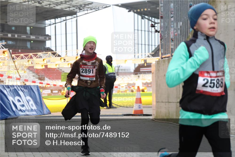 08.12.2024 - St. Pauli X-Mass-Run No. 14 H.Heesch http://msf.ph/oto/7489152 08.12.2024 09:55:02 Ziel 1863, 2588, 2891, 2588, 2891 meine-sportfotos.de