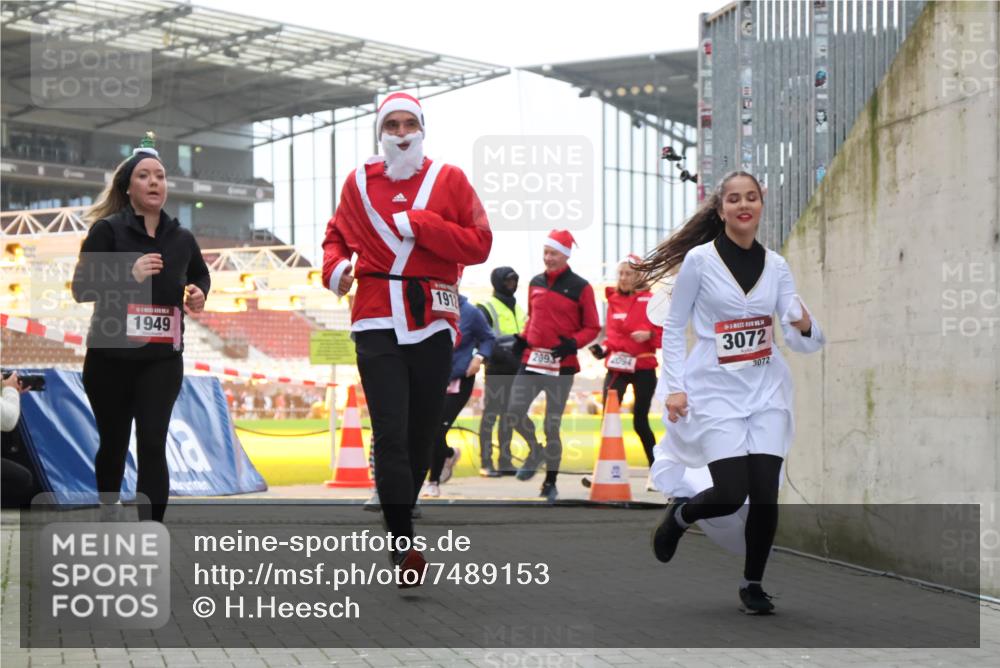 08.12.2024 - St. Pauli X-Mass-Run No. 14 H.Heesch http://msf.ph/oto/7489153 08.12.2024 10:03:54 Ziel 2822, 3260, 1912, 1949, 2093, 2094, 2098, 2663, 2848, 3062, 3063, 3070, 3072 meine-sportfotos.de