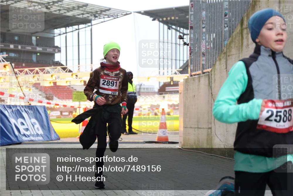 08.12.2024 - St. Pauli X-Mass-Run No. 14 H.Heesch http://msf.ph/oto/7489156 08.12.2024 09:55:02 Ziel 1863, 2588, 2891, 2588, 2891 meine-sportfotos.de
