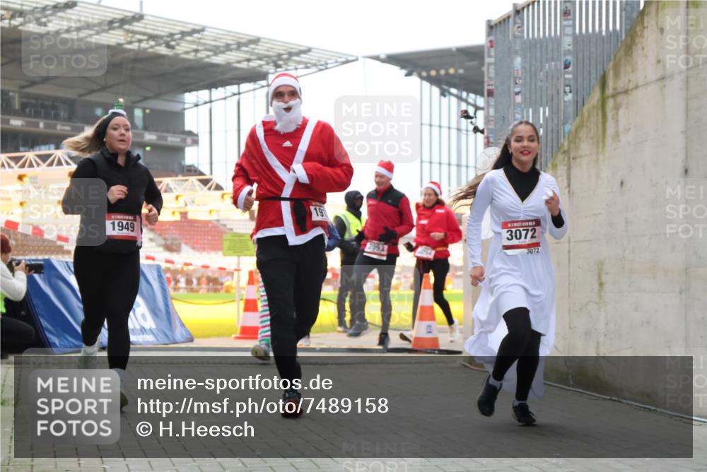 08.12.2024 - St. Pauli X-Mass-Run No. 14 H.Heesch http://msf.ph/oto/7489158 08.12.2024 10:03:54 Ziel 2822, 3260, 1912, 1949, 2093, 2094, 2098, 2663, 2848, 3062, 3063, 3070, 3072 meine-sportfotos.de