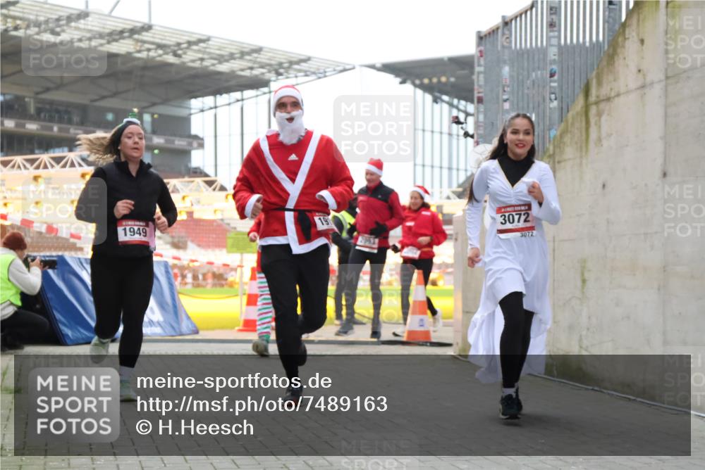 08.12.2024 - St. Pauli X-Mass-Run No. 14 H.Heesch http://msf.ph/oto/7489163 08.12.2024 10:03:54 Ziel 2822, 3260, 1912, 1949, 2093, 2094, 2098, 2663, 2848, 3062, 3063, 3070, 3072 meine-sportfotos.de