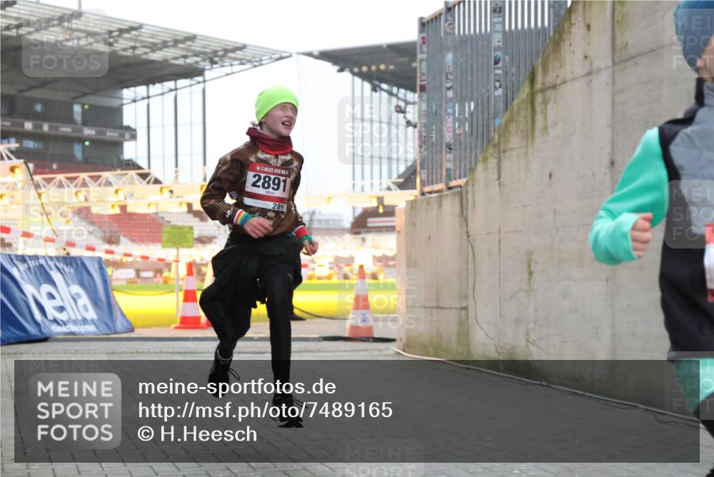08.12.2024 - St. Pauli X-Mass-Run No. 14 H.Heesch http://msf.ph/oto/7489165 08.12.2024 09:55:03 Ziel 1863, 2588, 2891, 2588, 2891 meine-sportfotos.de
