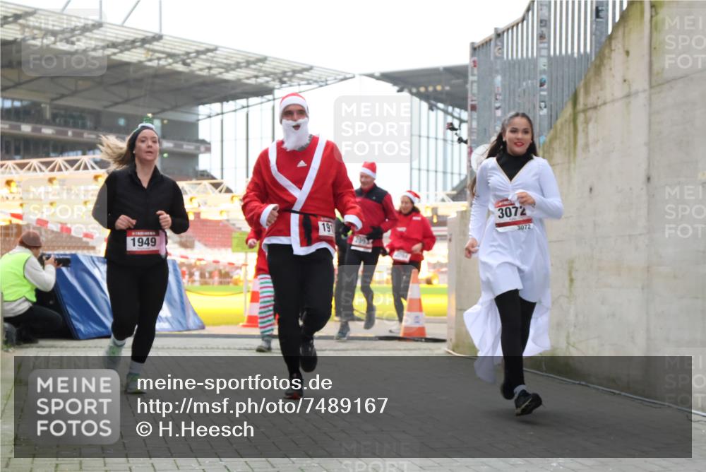 08.12.2024 - St. Pauli X-Mass-Run No. 14 H.Heesch http://msf.ph/oto/7489167 08.12.2024 10:03:54 Ziel 2822, 3260, 1912, 1949, 2093, 2094, 2098, 2663, 2848, 3062, 3063, 3070, 3072 meine-sportfotos.de