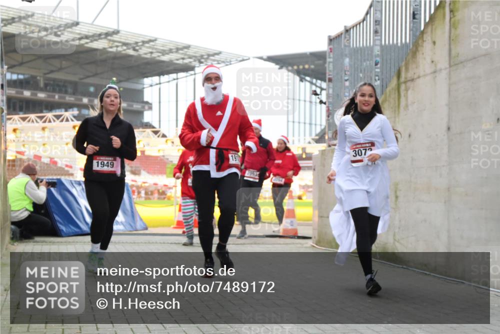 08.12.2024 - St. Pauli X-Mass-Run No. 14 H.Heesch http://msf.ph/oto/7489172 08.12.2024 10:03:54 Ziel 2822, 3260, 1912, 1949, 2093, 2094, 2098, 2663, 2848, 3062, 3063, 3070, 3072 meine-sportfotos.de