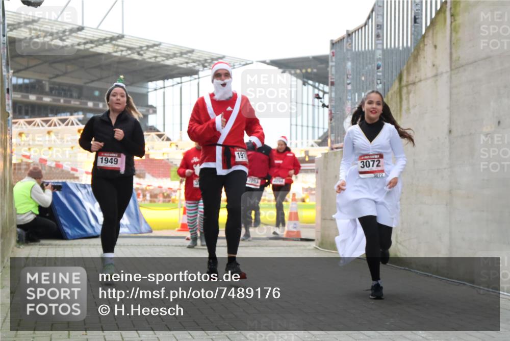 08.12.2024 - St. Pauli X-Mass-Run No. 14 H.Heesch http://msf.ph/oto/7489176 08.12.2024 10:03:54 Ziel 2822, 3260, 1912, 1949, 2093, 2094, 2098, 2663, 2848, 3062, 3063, 3070, 3072 meine-sportfotos.de
