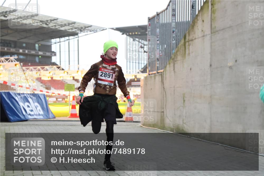 08.12.2024 - St. Pauli X-Mass-Run No. 14 H.Heesch http://msf.ph/oto/7489178 08.12.2024 09:55:03 Ziel 1863, 2588, 2891, 2588, 2891 meine-sportfotos.de
