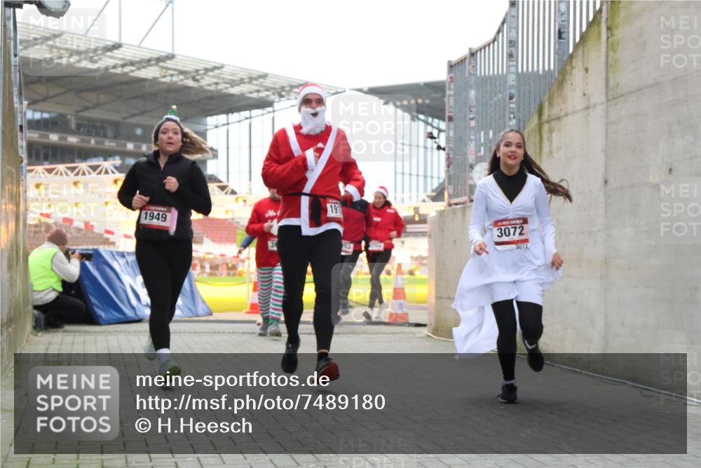 08.12.2024 - St. Pauli X-Mass-Run No. 14 H.Heesch http://msf.ph/oto/7489180 08.12.2024 10:03:54 Ziel 2822, 3260, 1912, 1949, 2093, 2094, 2098, 2663, 2848, 3062, 3063, 3070, 3072 meine-sportfotos.de