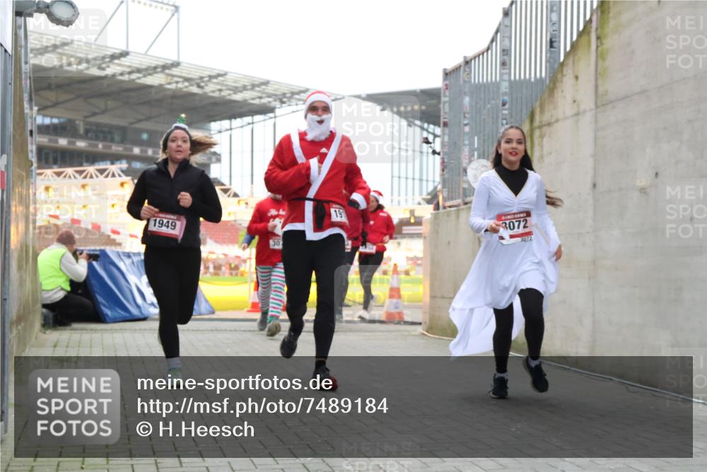 08.12.2024 - St. Pauli X-Mass-Run No. 14 H.Heesch http://msf.ph/oto/7489184 08.12.2024 10:03:55 Ziel 1949, 2822, 3260, 330, 1912, 1949, 2093, 2094, 2098, 2663, 2759, 2848, 3062, 3063, 3070, 3072 meine-sportfotos.de