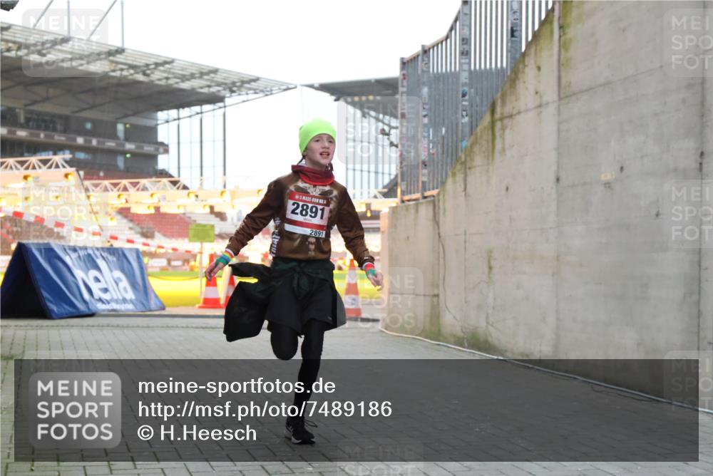 08.12.2024 - St. Pauli X-Mass-Run No. 14 H.Heesch http://msf.ph/oto/7489186 08.12.2024 09:55:03 Ziel 1863, 2588, 2891, 2588, 2891 meine-sportfotos.de