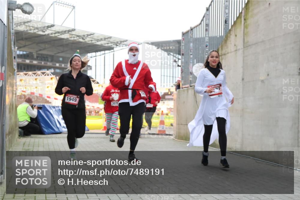 08.12.2024 - St. Pauli X-Mass-Run No. 14 H.Heesch http://msf.ph/oto/7489191 08.12.2024 10:03:55 Ziel 1949, 2822, 3260, 330, 1912, 1949, 2093, 2094, 2098, 2663, 2759, 2848, 3062, 3063, 3070, 3072 meine-sportfotos.de
