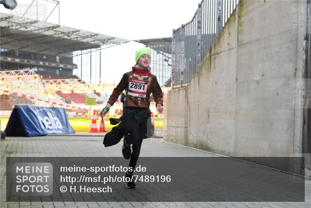 08.12.2024 - St. Pauli X-Mass-Run No. 14 H.Heesch http://msf.ph/oto/7489196 08.12.2024 09:55:03 Ziel 1863, 2588, 2891, 2588, 2891 meine-sportfotos.de