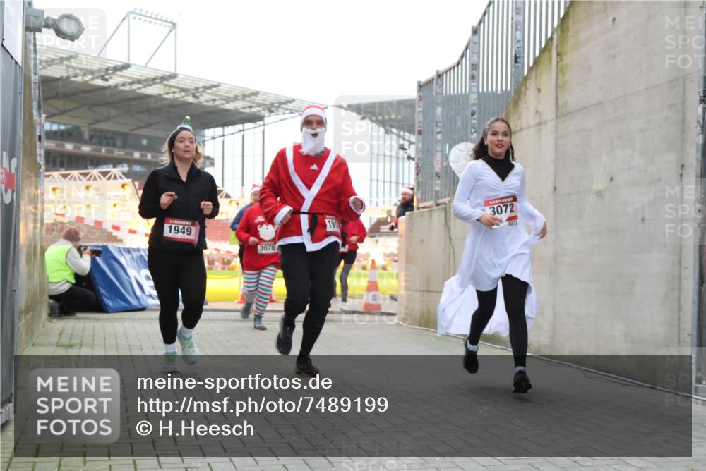 08.12.2024 - St. Pauli X-Mass-Run No. 14 H.Heesch http://msf.ph/oto/7489199 08.12.2024 10:03:55 Ziel 1949, 2822, 3260, 330, 1912, 1949, 2093, 2094, 2098, 2663, 2759, 2848, 3062, 3063, 3070, 3072 meine-sportfotos.de